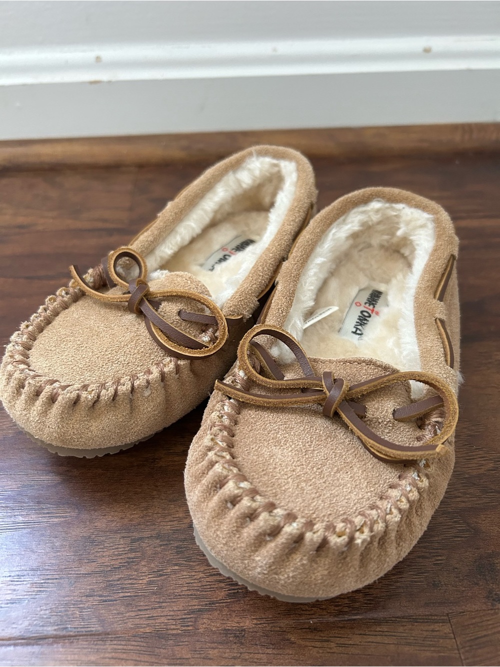 NWOT Minnetonka Kids Tan Suede Moccasins with Cream Lining